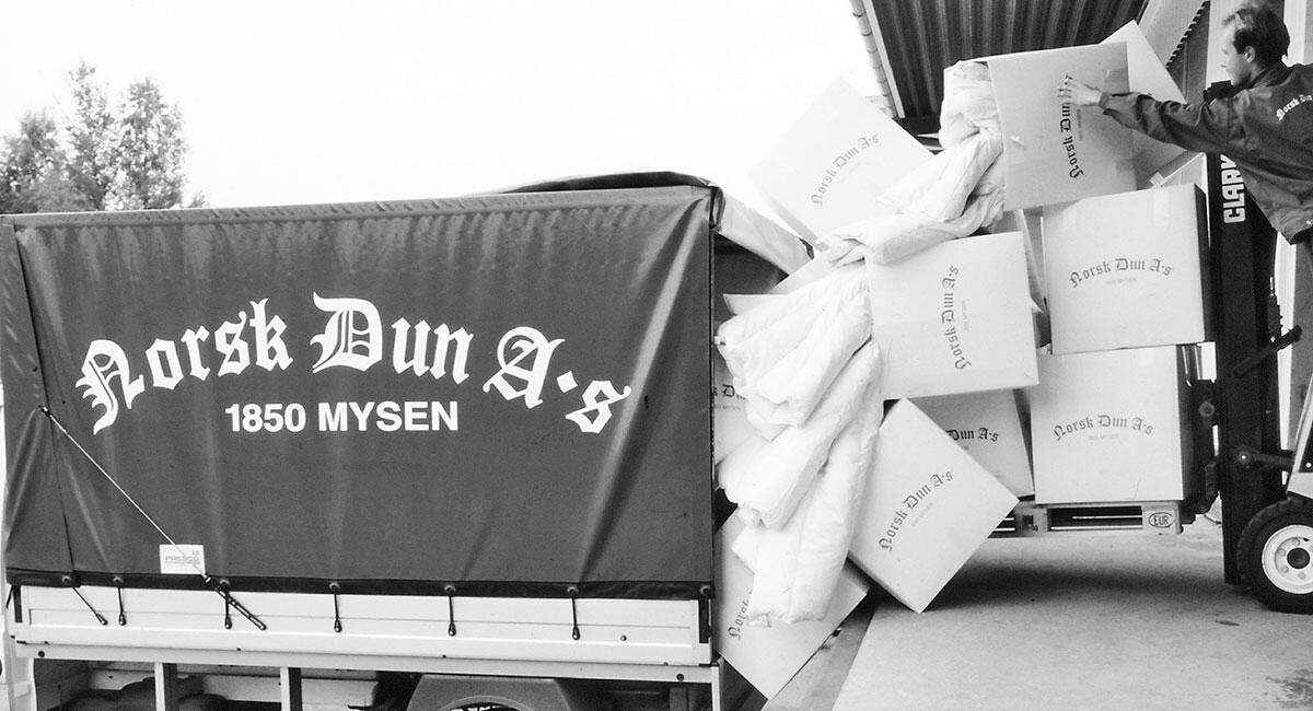 Bild som visar packning av täcken från Norsk Dun