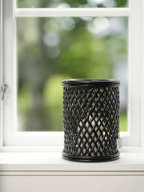 Halvor Bakke Latina rotting lyslykt Ø18 H24 Sort 