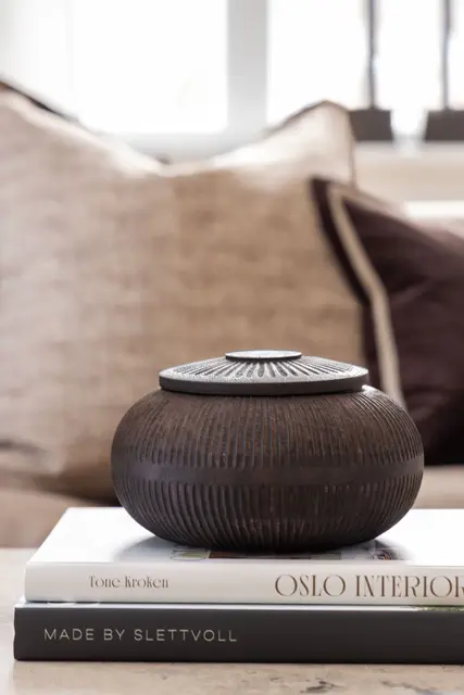 Lama Seia ask med lock Brunsvart 