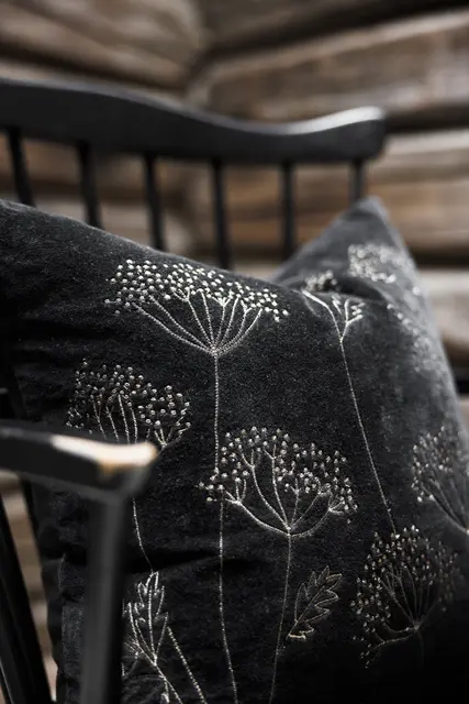Lama Putetrekk fløyel svart med gull broderi 50x50 