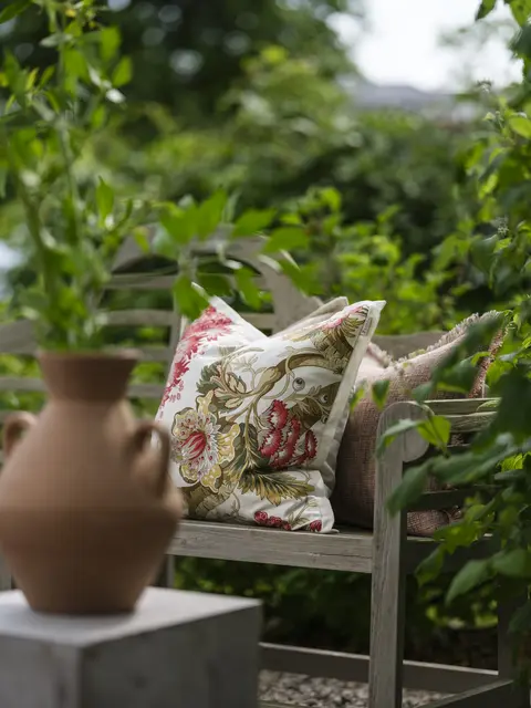 Lama putetrekk hvit med blomster 50x50 Rust 