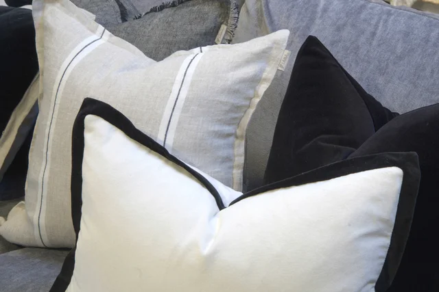 Lama Putetrekk fløyel bomull offwhite med svart kant 40x60 