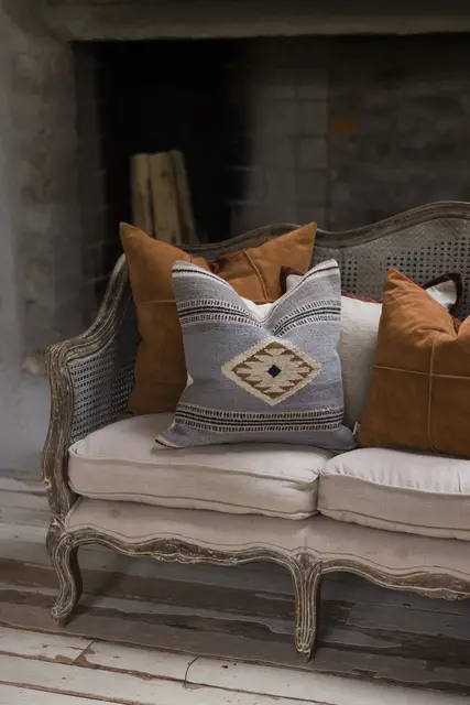 Lama putetrekk med fløyelkant i lin 50x50 Linfarget med marone 